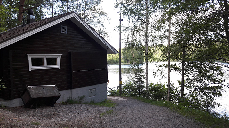 Sauna sijaitsee Ahvenistonjärven rannalla