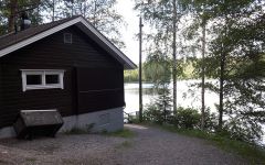 Sauna sijaitsee Ahvenistonjärven rannalla